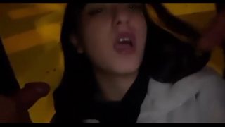 Türk Liseli İfşa! Genç Kız Mahalle Ortasında 2 Erkeğe Sakso Çekti